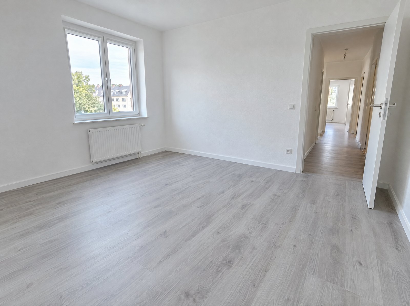 Mietwohnung nach Mieterwechsel mit neuem hellem Bodenbelag