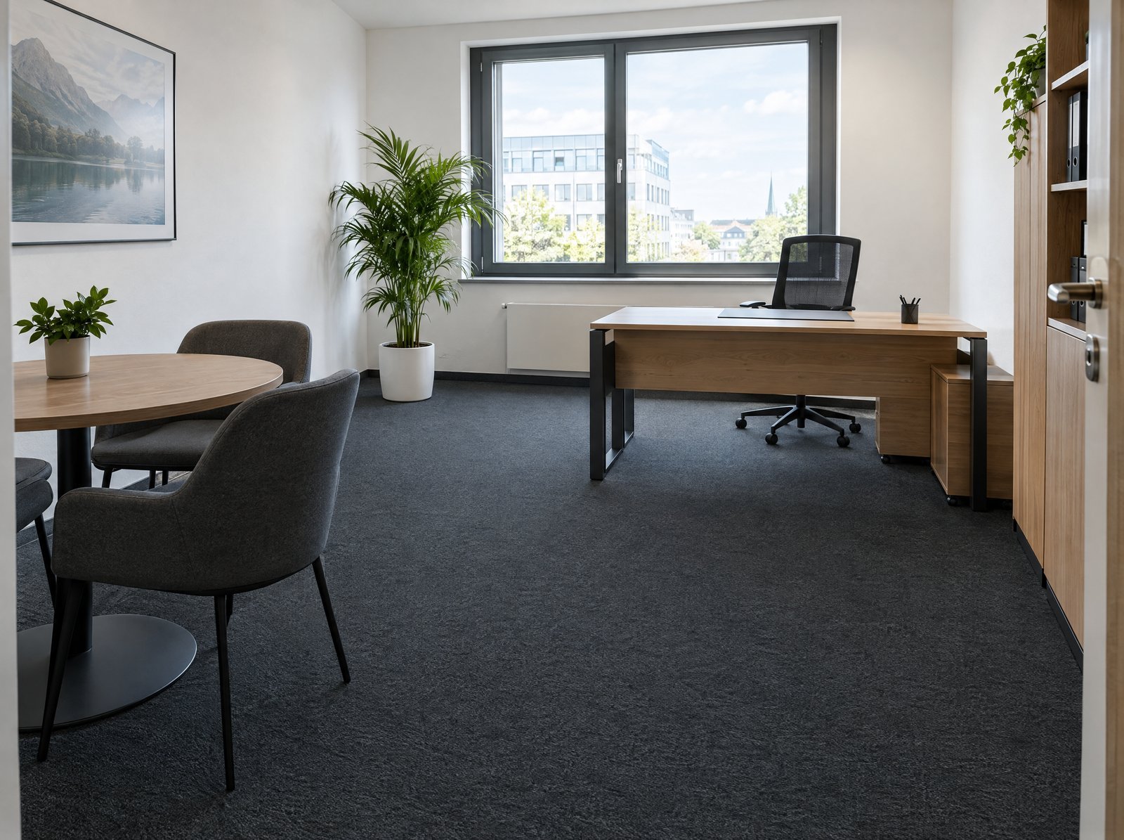 Büro mit neuem anthrazitfarbenem Teppichboden