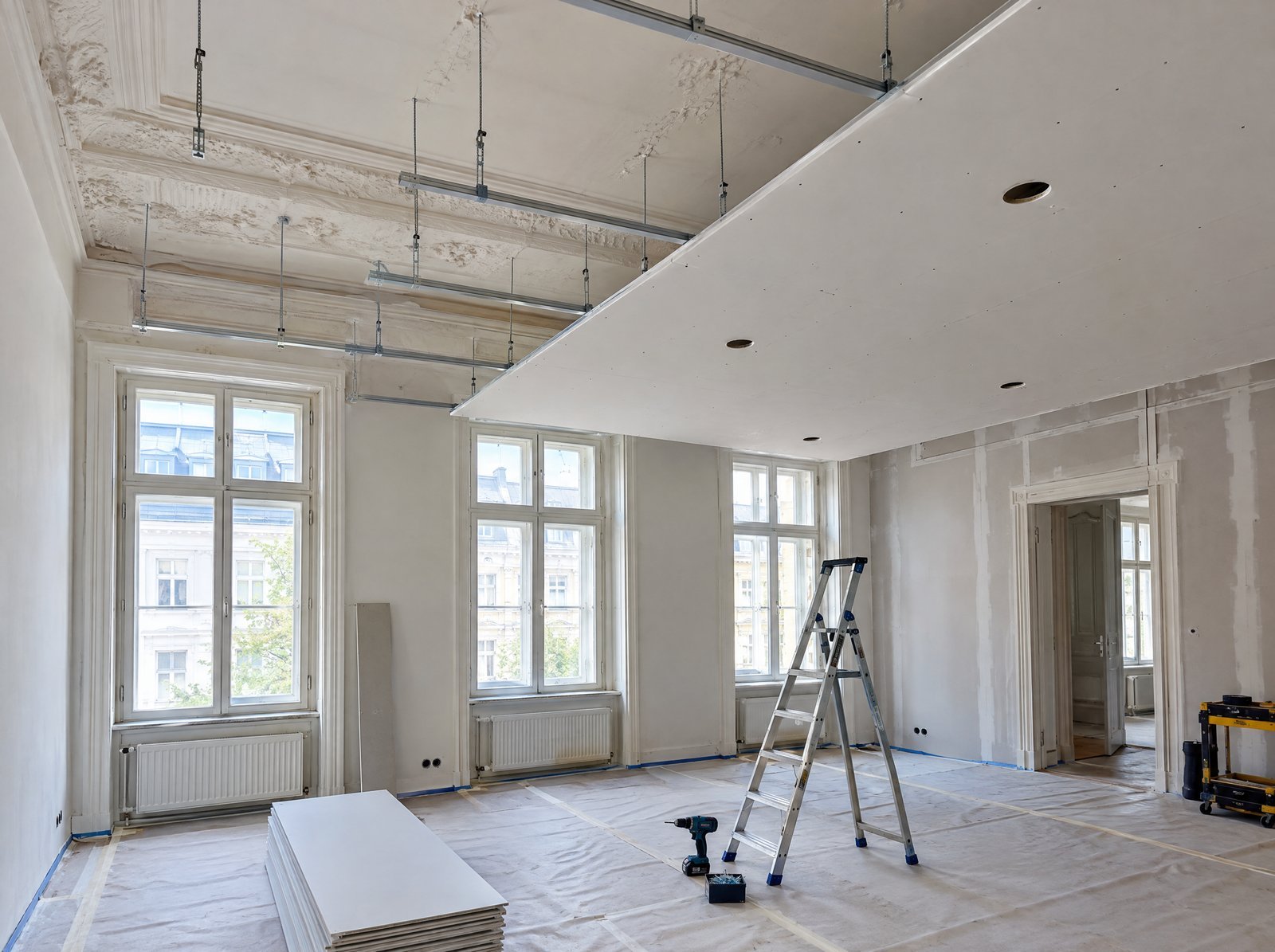 Abgehängte Trockenbaudecke im Altbau mit hohen Räumen